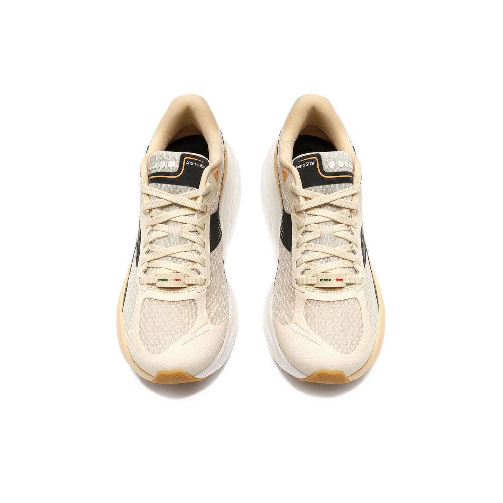 Diadora Atomo Star løbesko i beige og sort farve