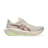 Asics Novablast 6 dame løbesko i beige med grå snørebånd