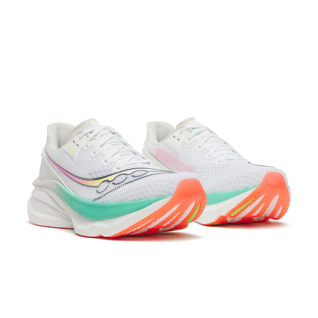 Saucony Endorphin Azura dame løbesko med farverig sål og snørebånd