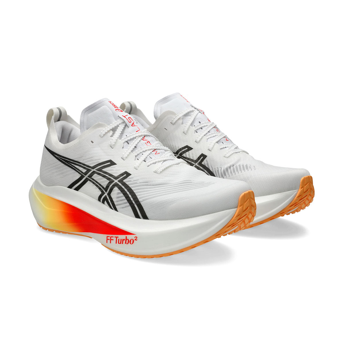 ASICS Megablast løbesko i hvidt med sort logo og orange sål