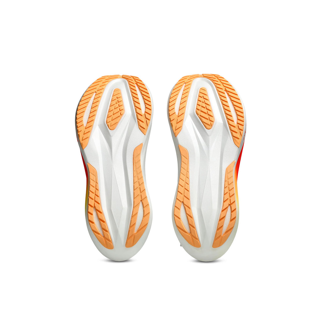 ASICS Megablast løbesko set fra undersiden med orange mønsterprint