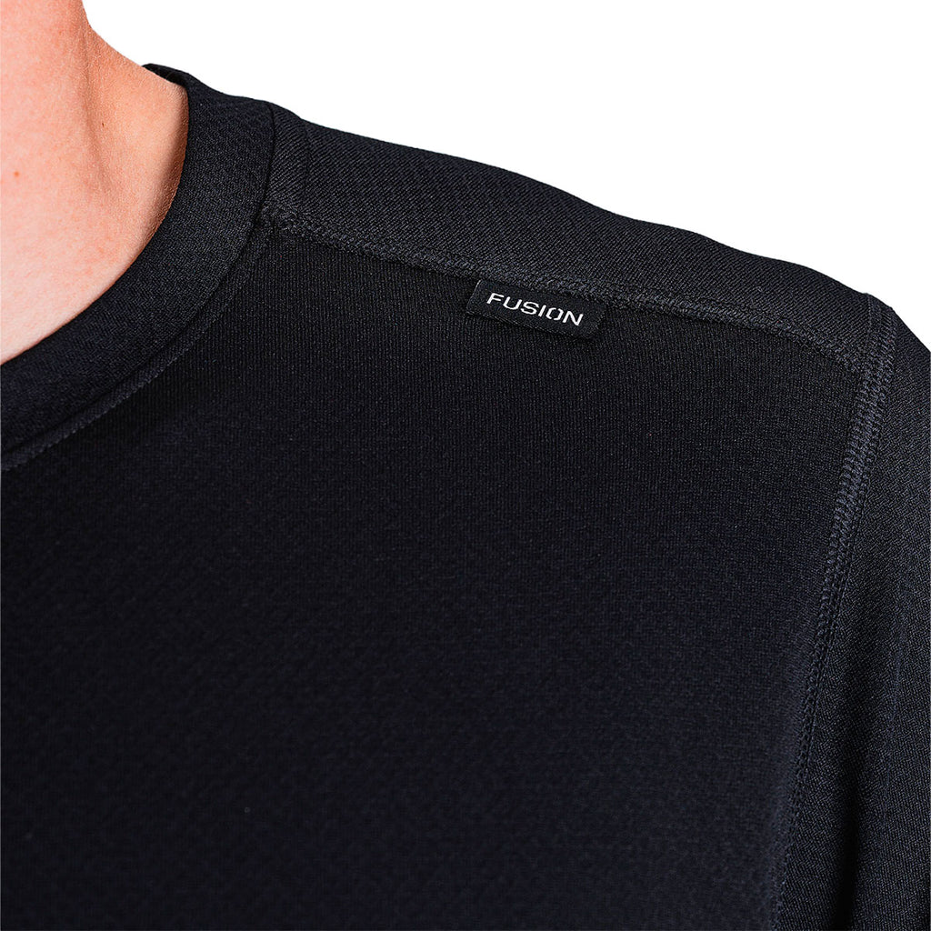Sort herre T-shirt med Fusion-logo ved brystet