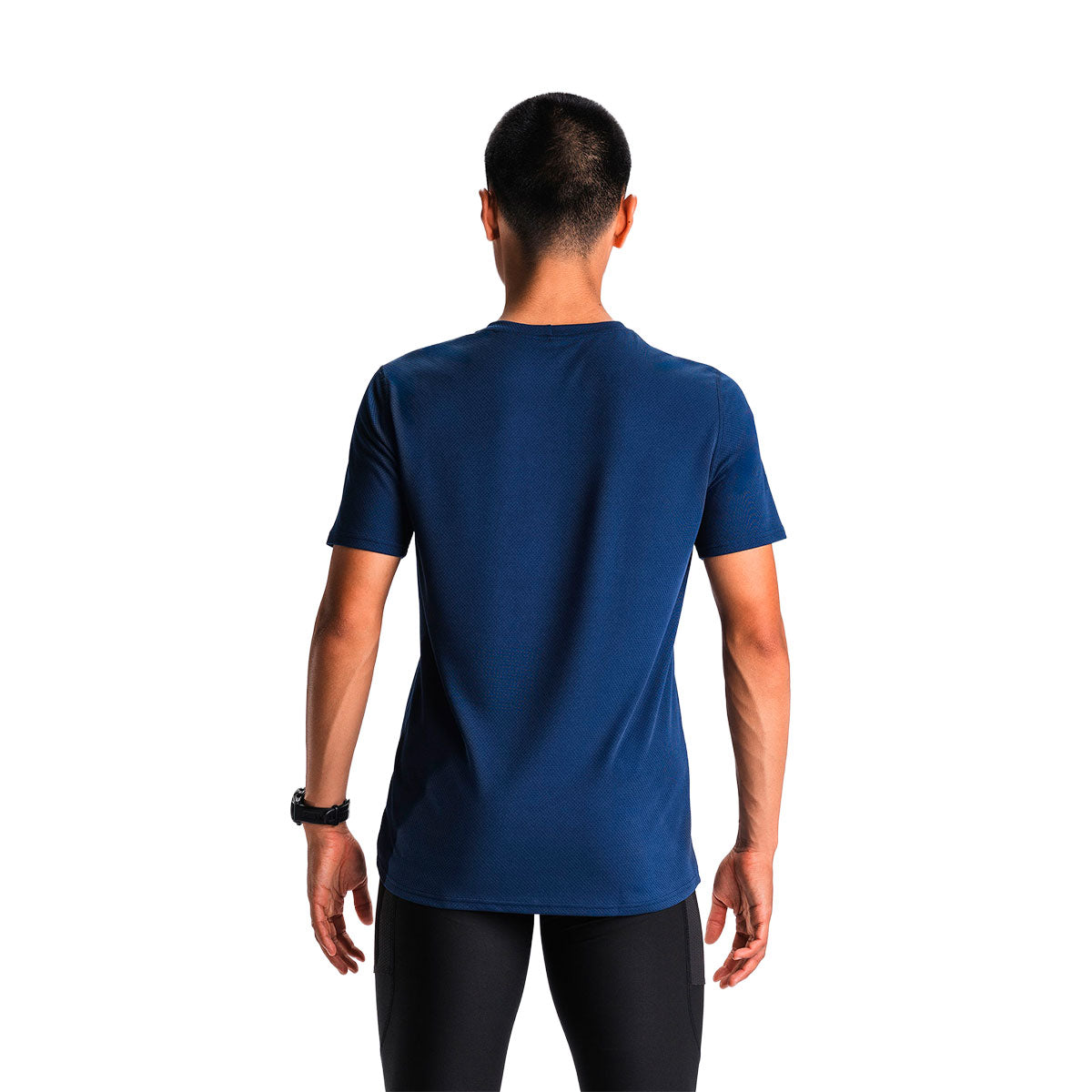 Blå mænds T-shirt med korte ærmer set bagfra