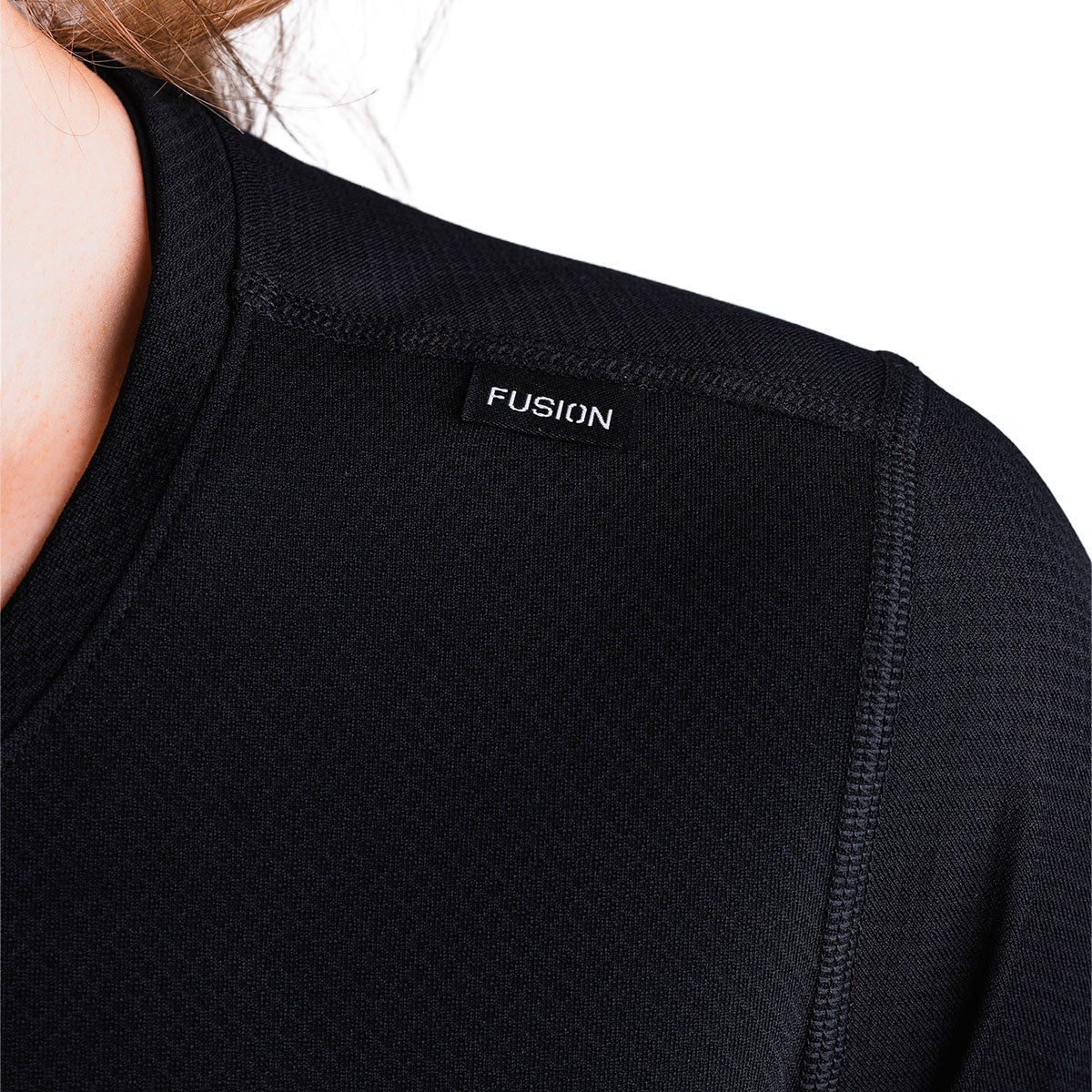 Sort sport-T-shirt med Fusion-logo ved krave og skuldersøm