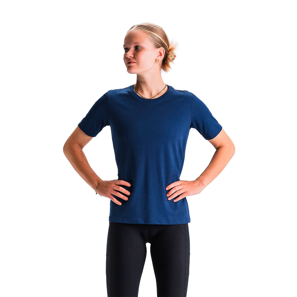 Kvinders blå T-shirt med korte ærmer og rund halsudskæring