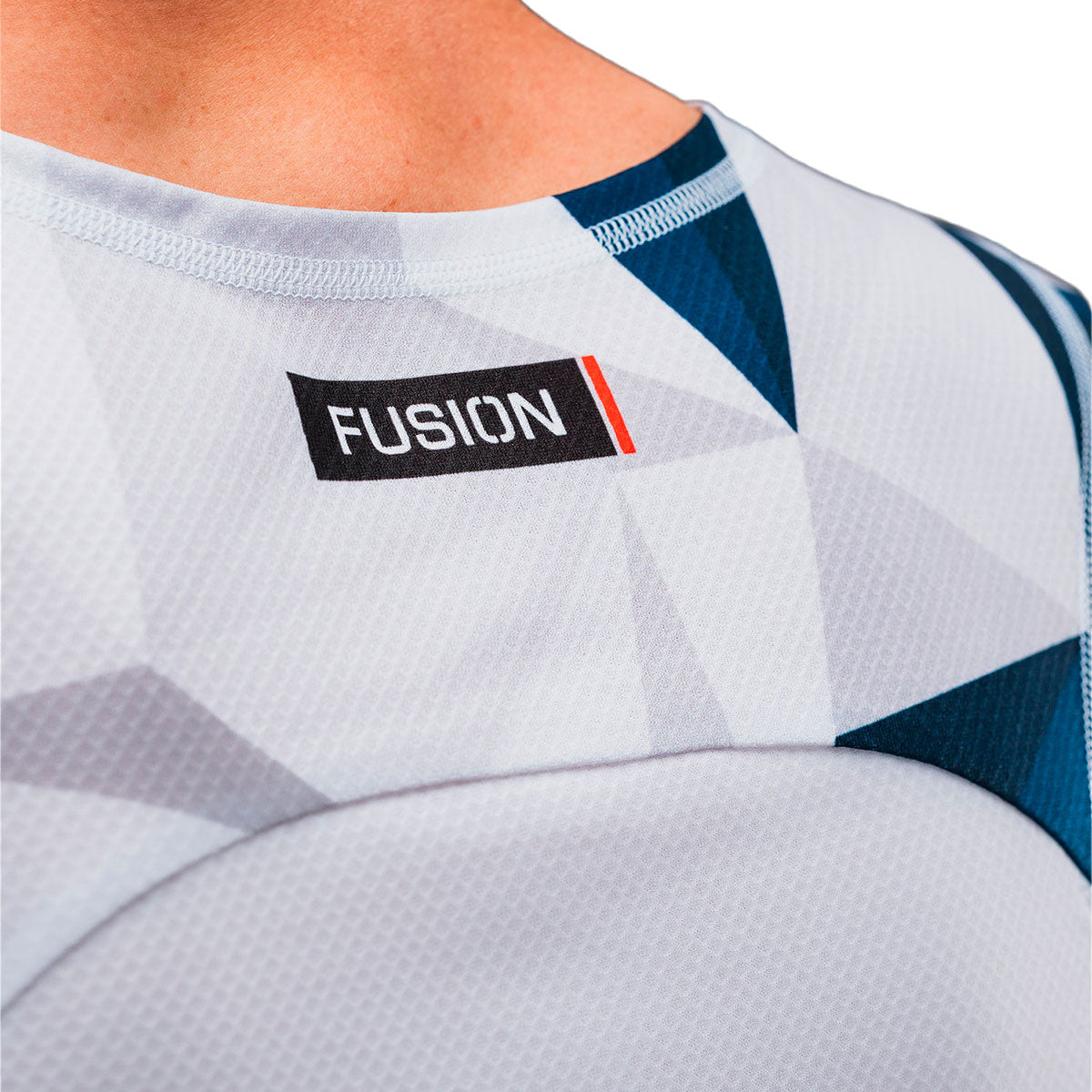 Fusion Tempo Pro herresinglet med rund hals og logo foran