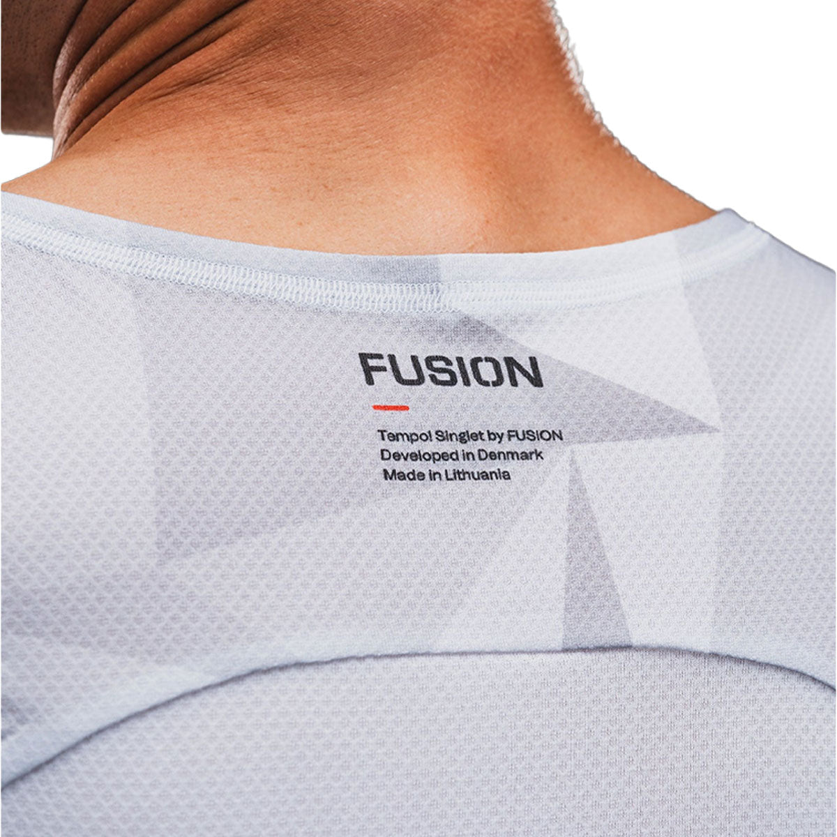 FUSION Tempo Pro løbesinglet til mænd med logo på brystet