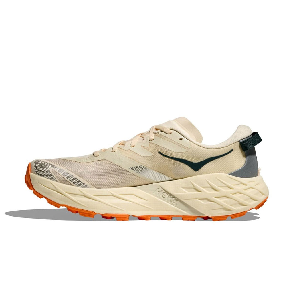 Hoka Speedgoat 7 løbesko til mænd med beige overdel og orange sål