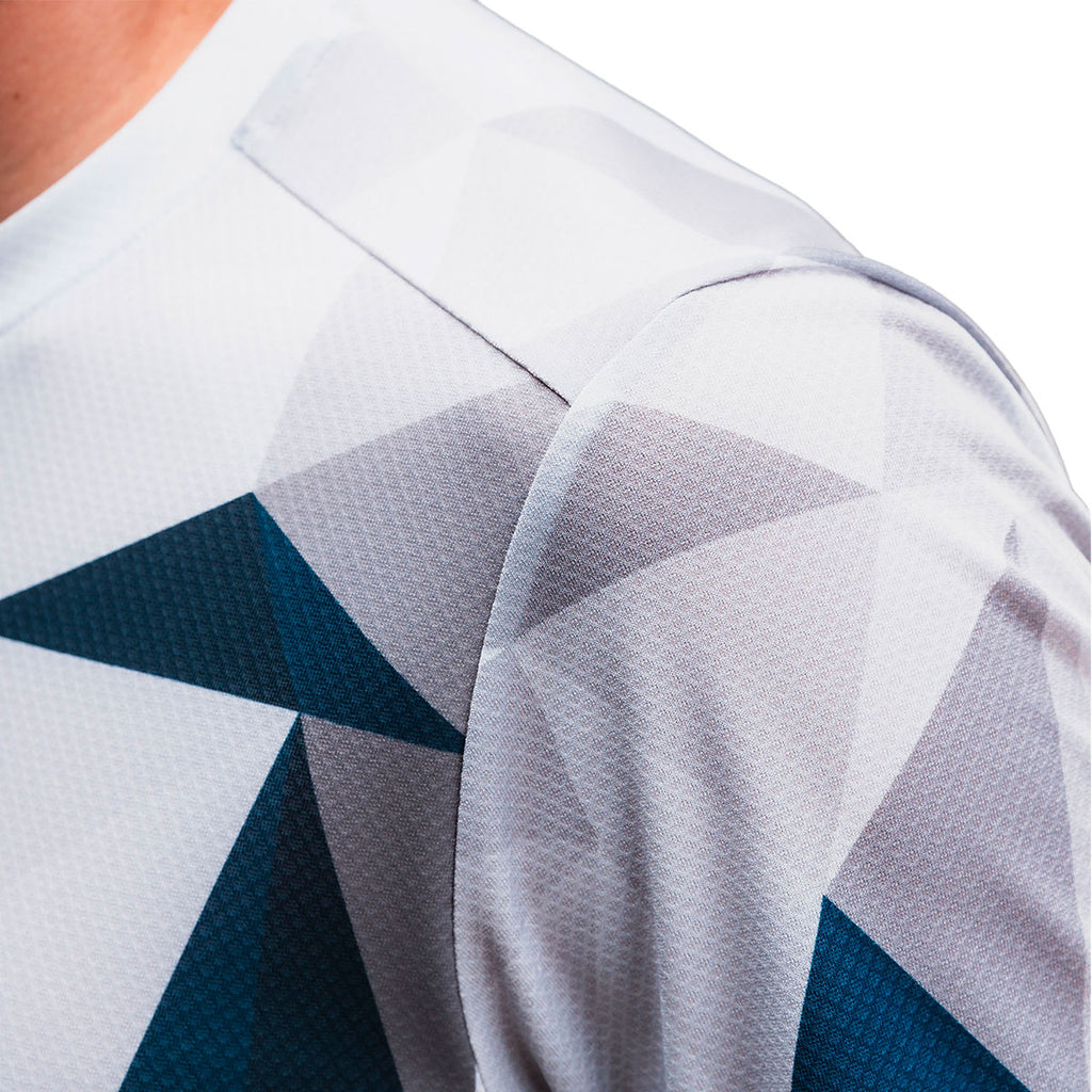 Hvid T-shirt med geometrisk mønster i blå og grå farver for herre