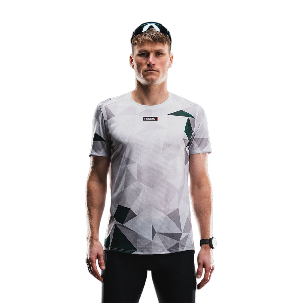 Herre T-shirt med hvidt og gråt geometrisk mønster og grønne detaljer