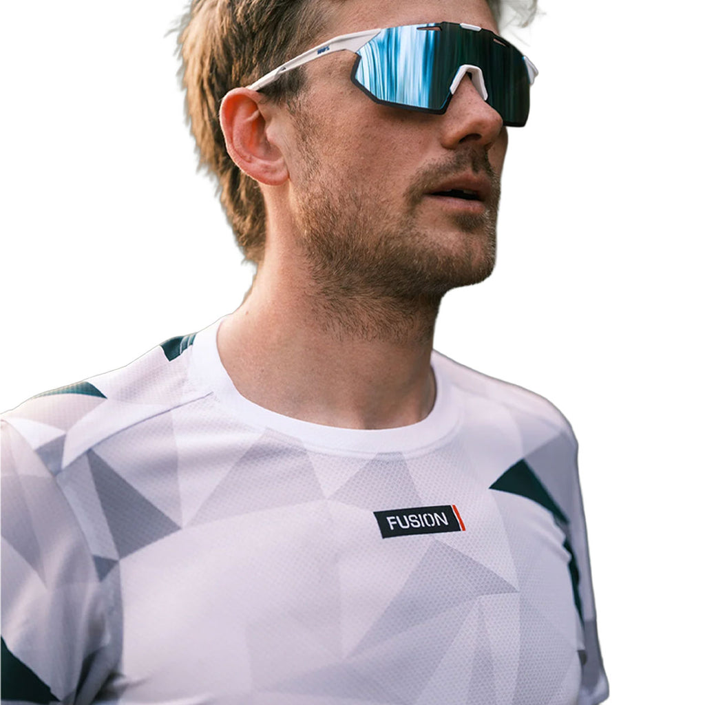 Mand i Fusion Tempo Pro T-shirt med mønstret forside og Fusion-logo