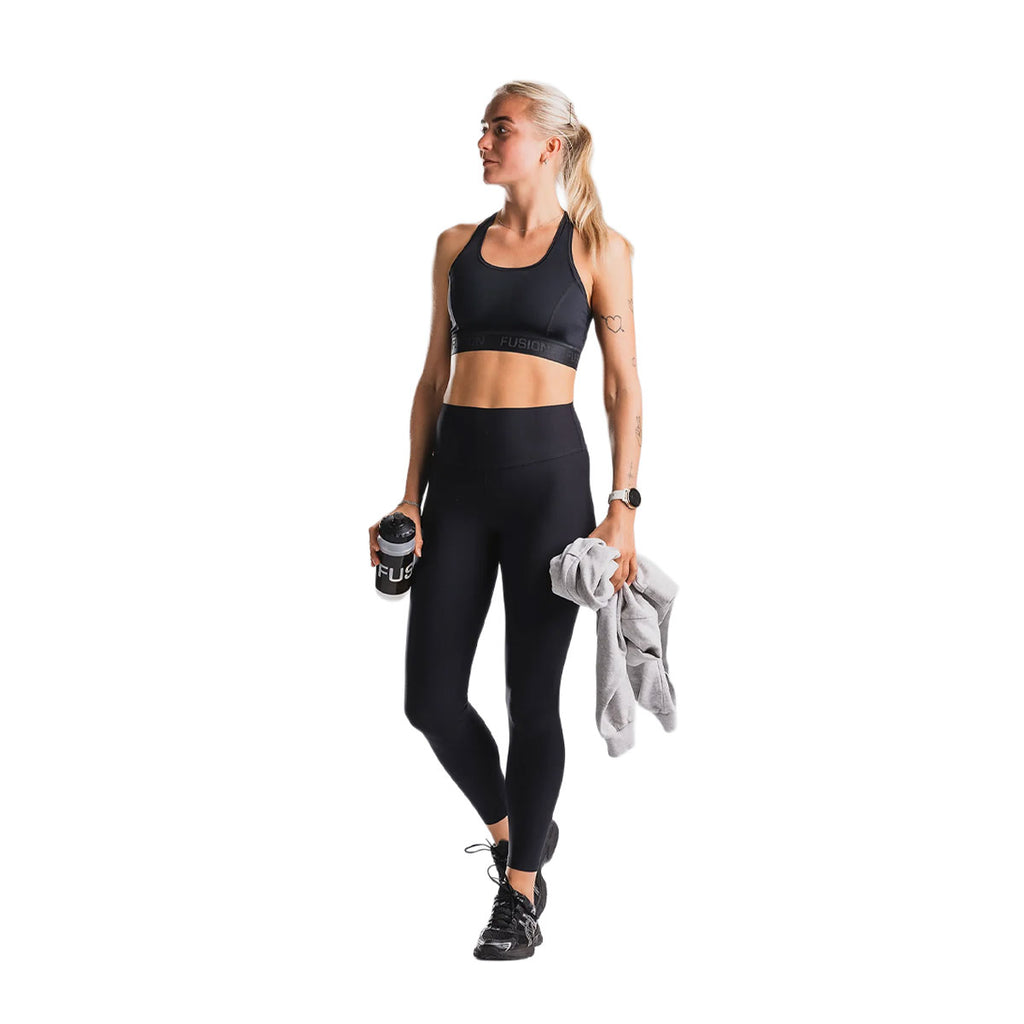 Sorte high rise tights på kvinde i træningsoutfit, FUSION Dame