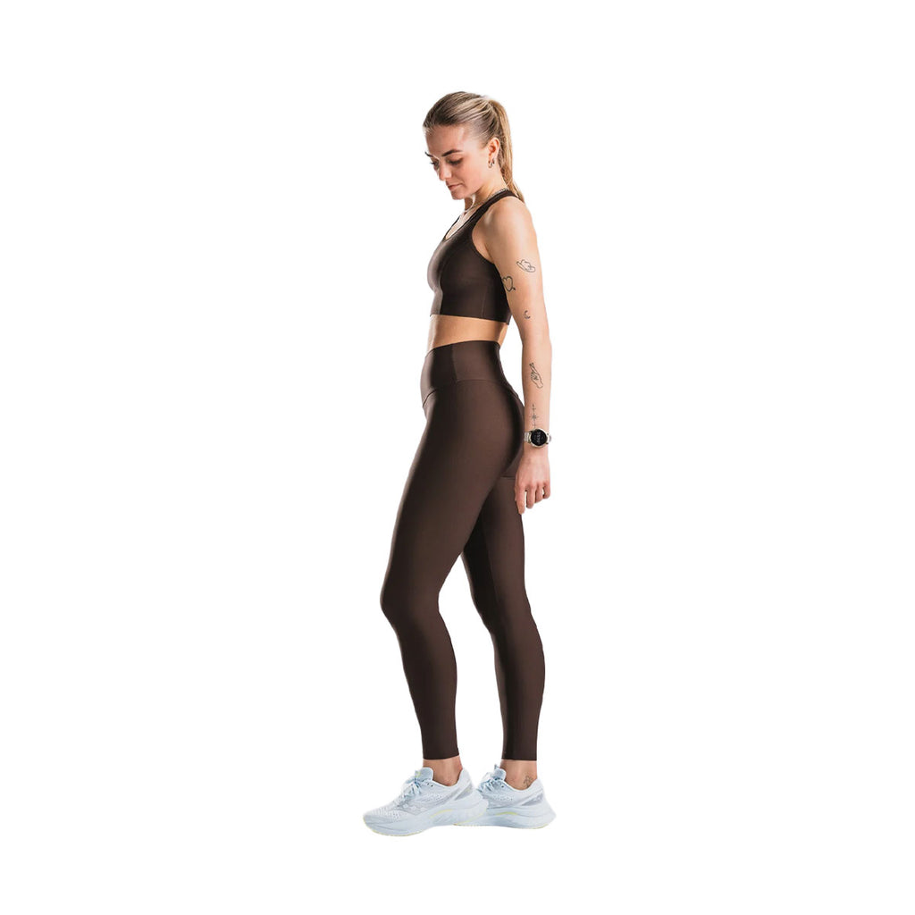 Sorte high rise tights på kvinde, fuld længde