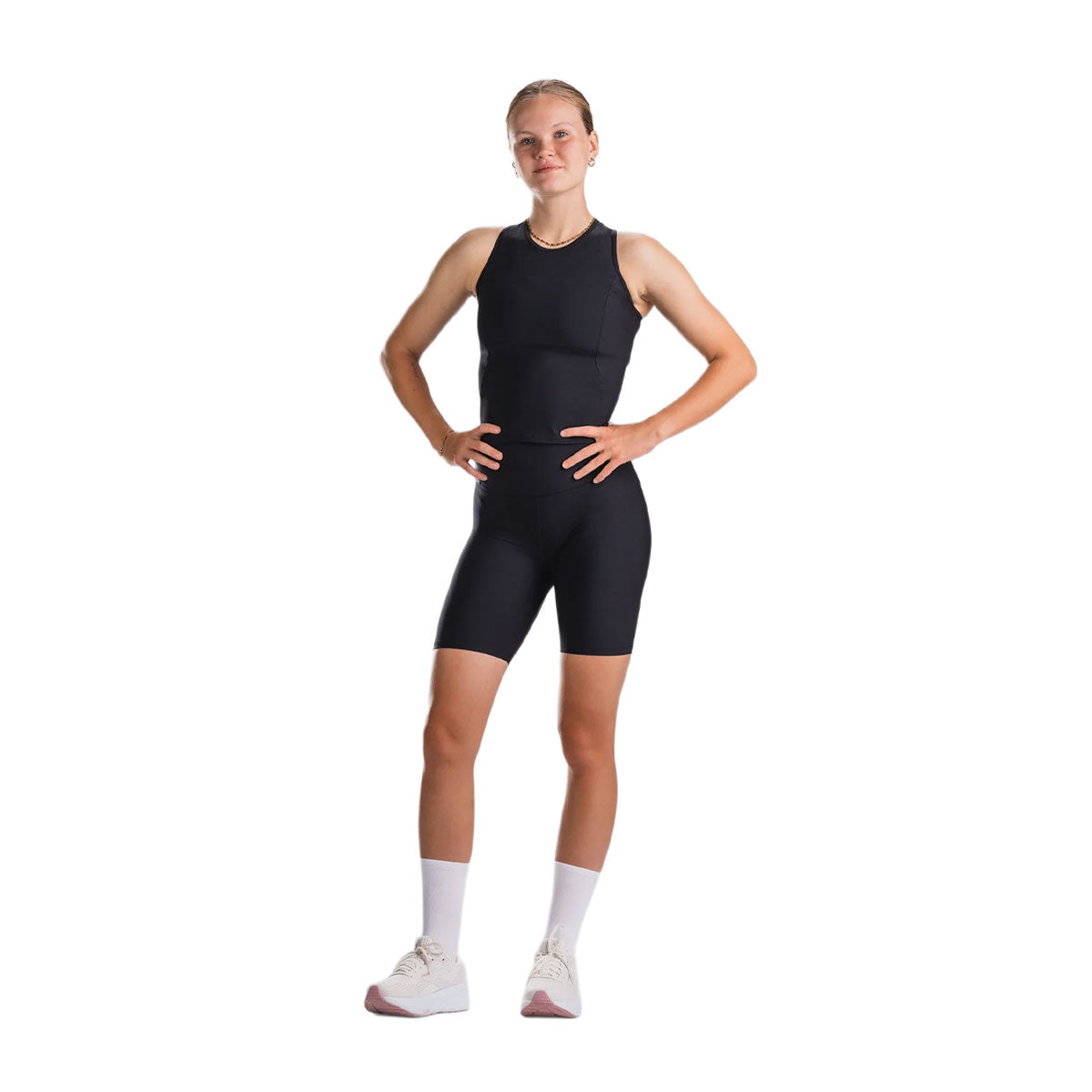 Kvinde i sorte high rise kort tights med benlængde til knæ