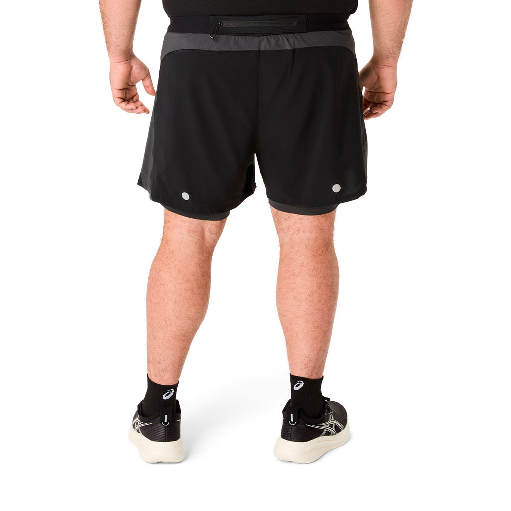 Sort ASICS Road 2in1 5" shorts til mænd set bagfra