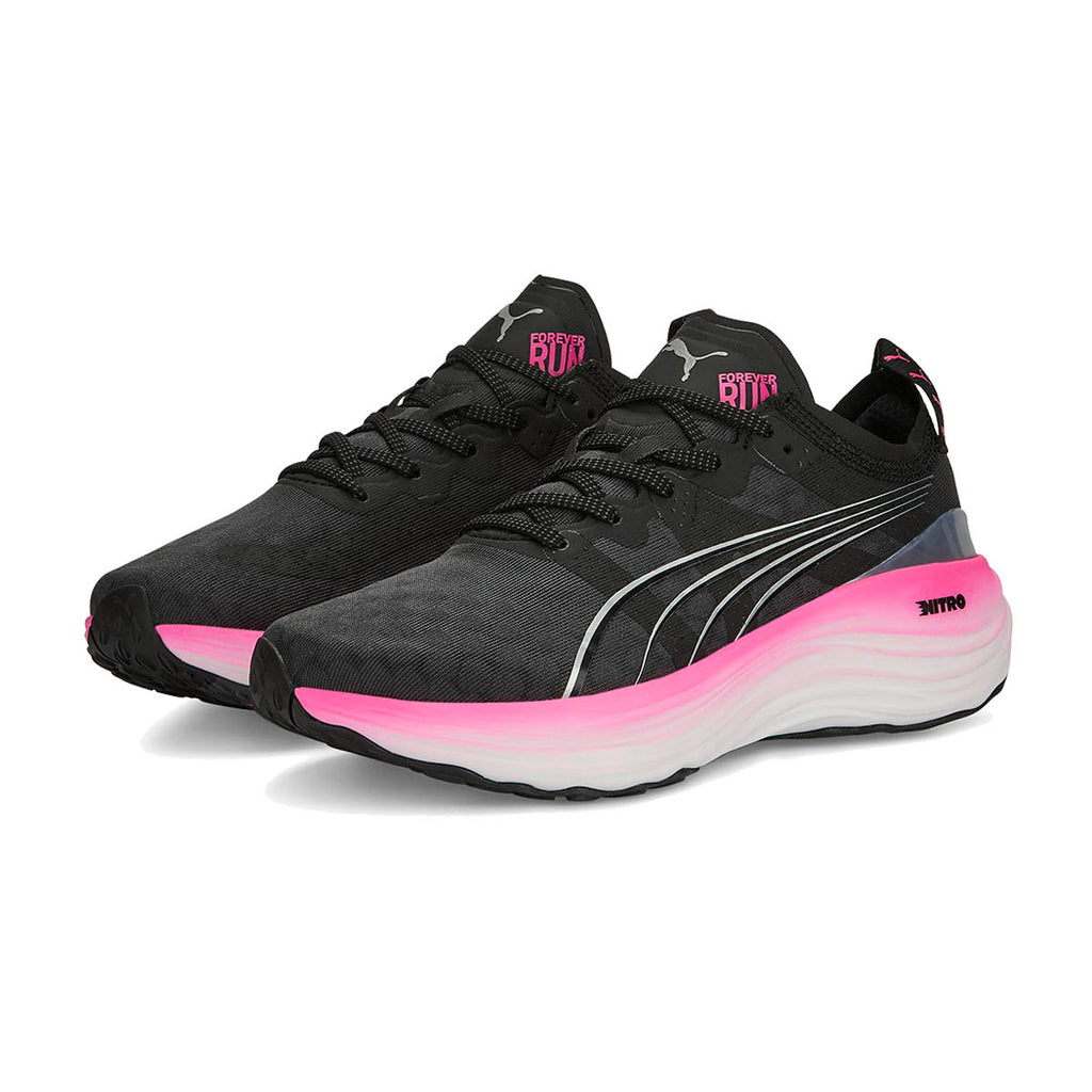 Puma ForeverRun Nitro dame løbesko i sort og pink med åndbart materiale.