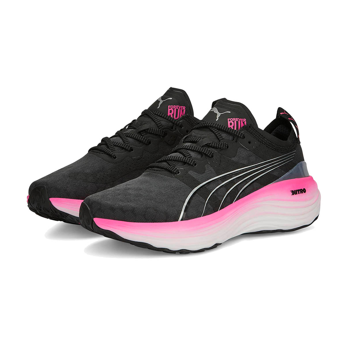 Puma ForeverRun Nitro dame løbesko i sort og pink med åndbart materiale.