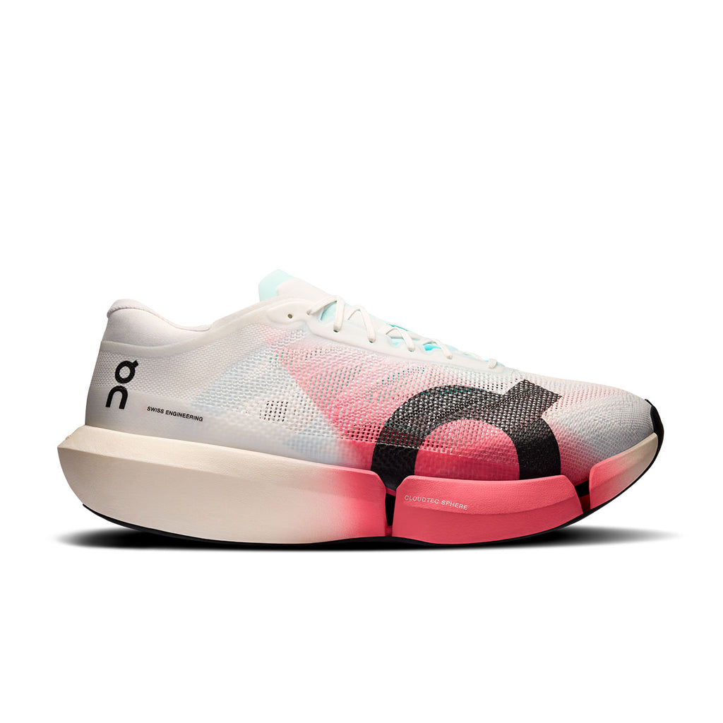 ON Cloudboom Strike 2 unisex løbesko i hvid med sort og rosa detaljer