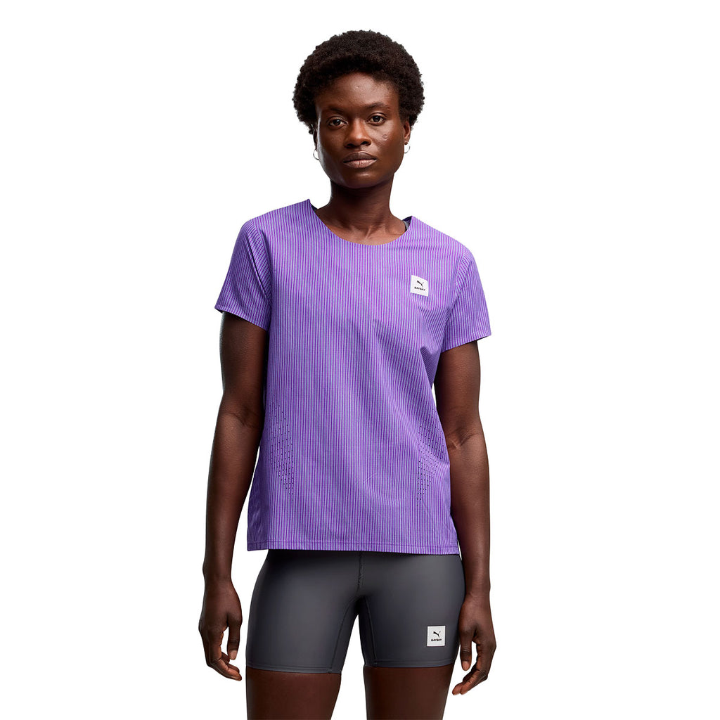 Puma x SAYSKY t-shirt med lilla stribet mønster og logo på brystet