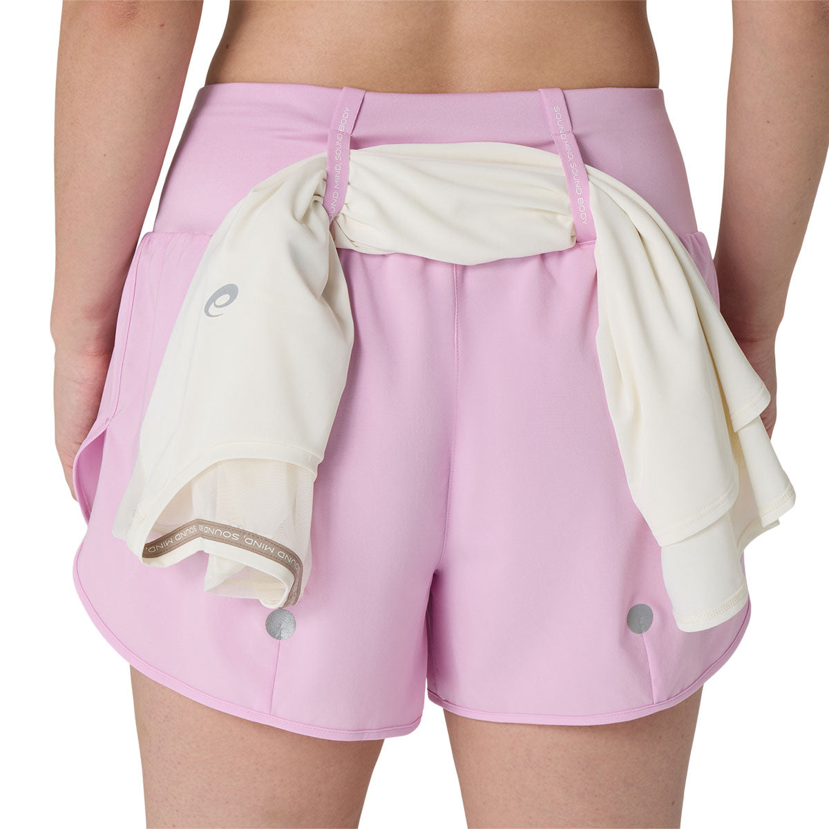 Asics Road 3.5" shorts dame i lyserød med en trøje bundet om taljen