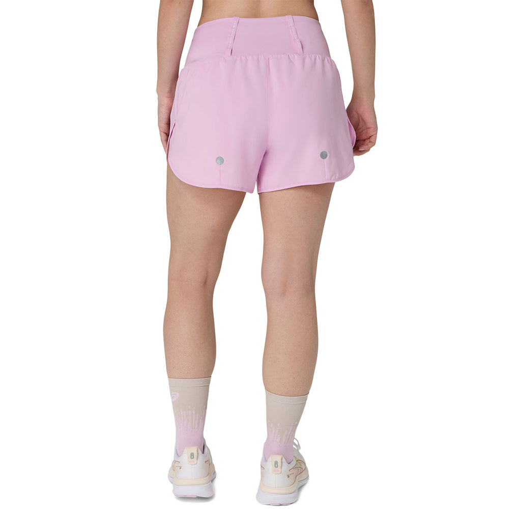 Asics Road 3.5" shorts dame i lyserød farve set bagfra