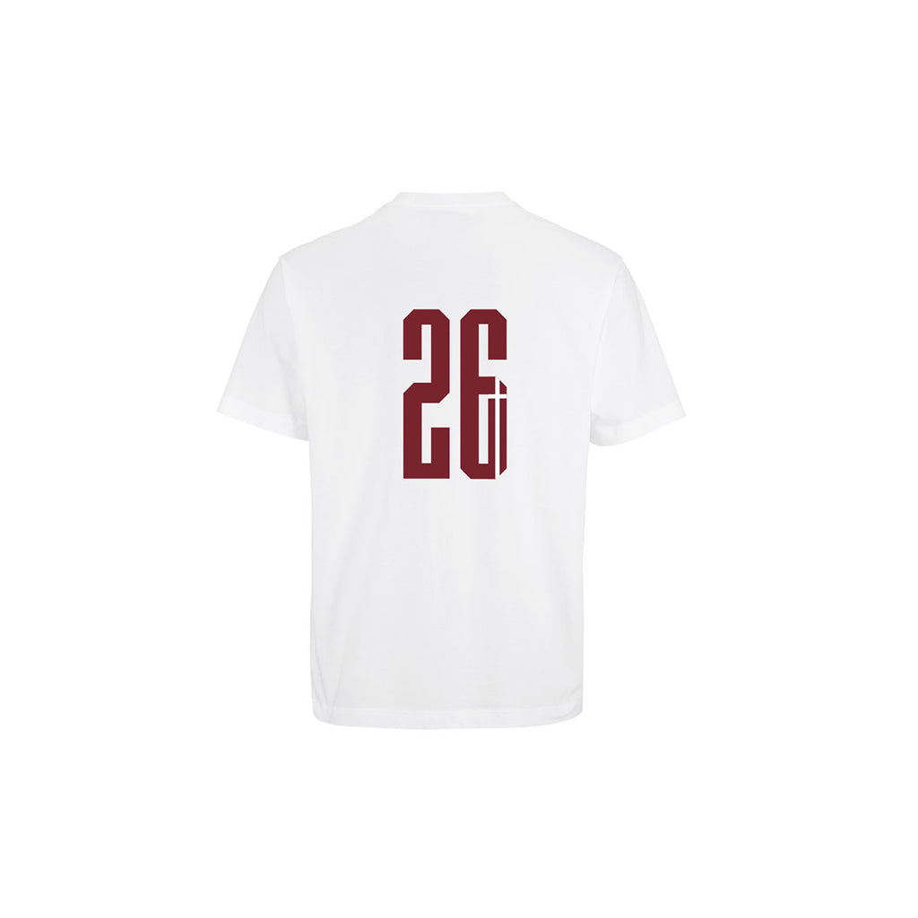 Hvid T-shirt med nummer 26 på ryggen