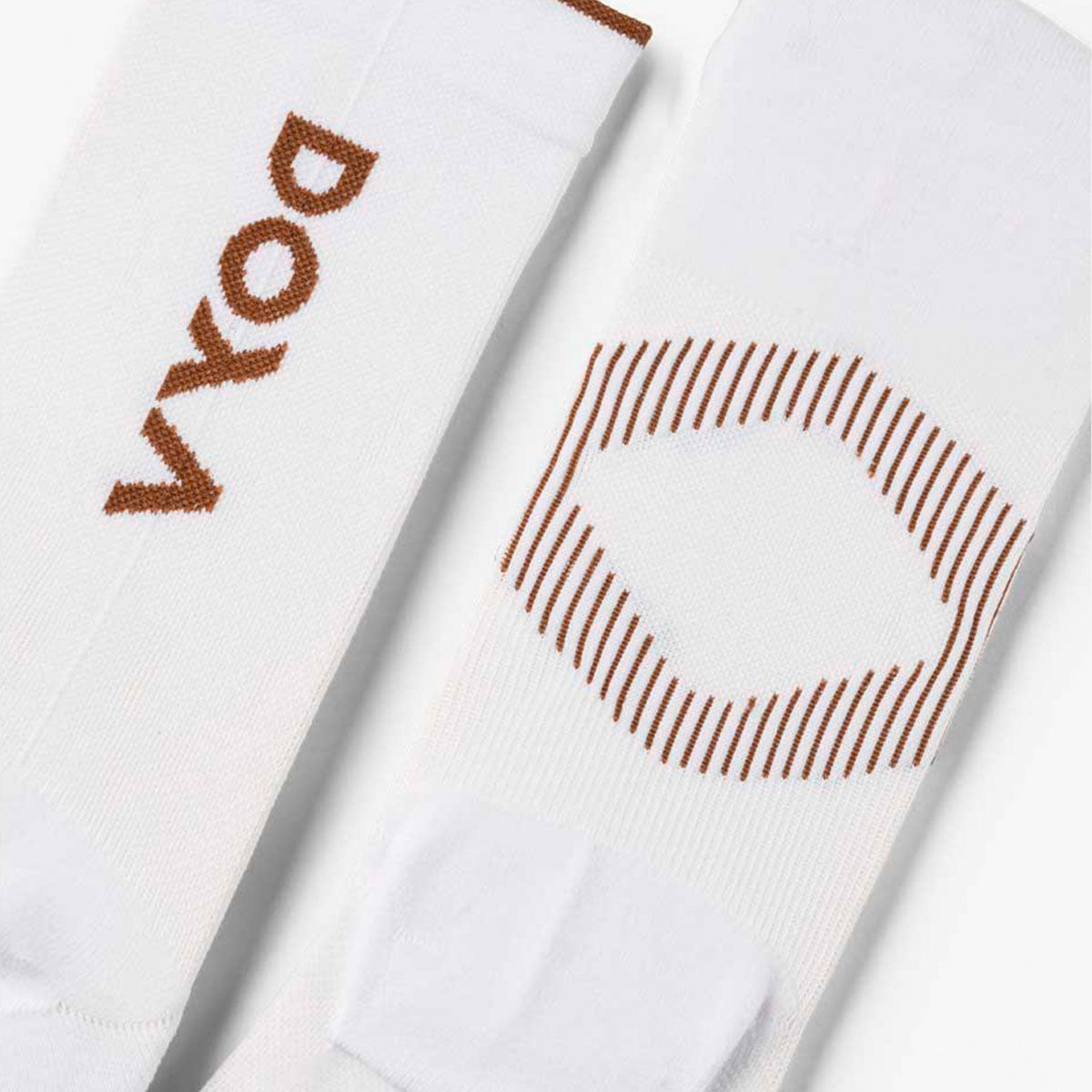 Doxa Addon Crew Socks i taupe med logo og mønster