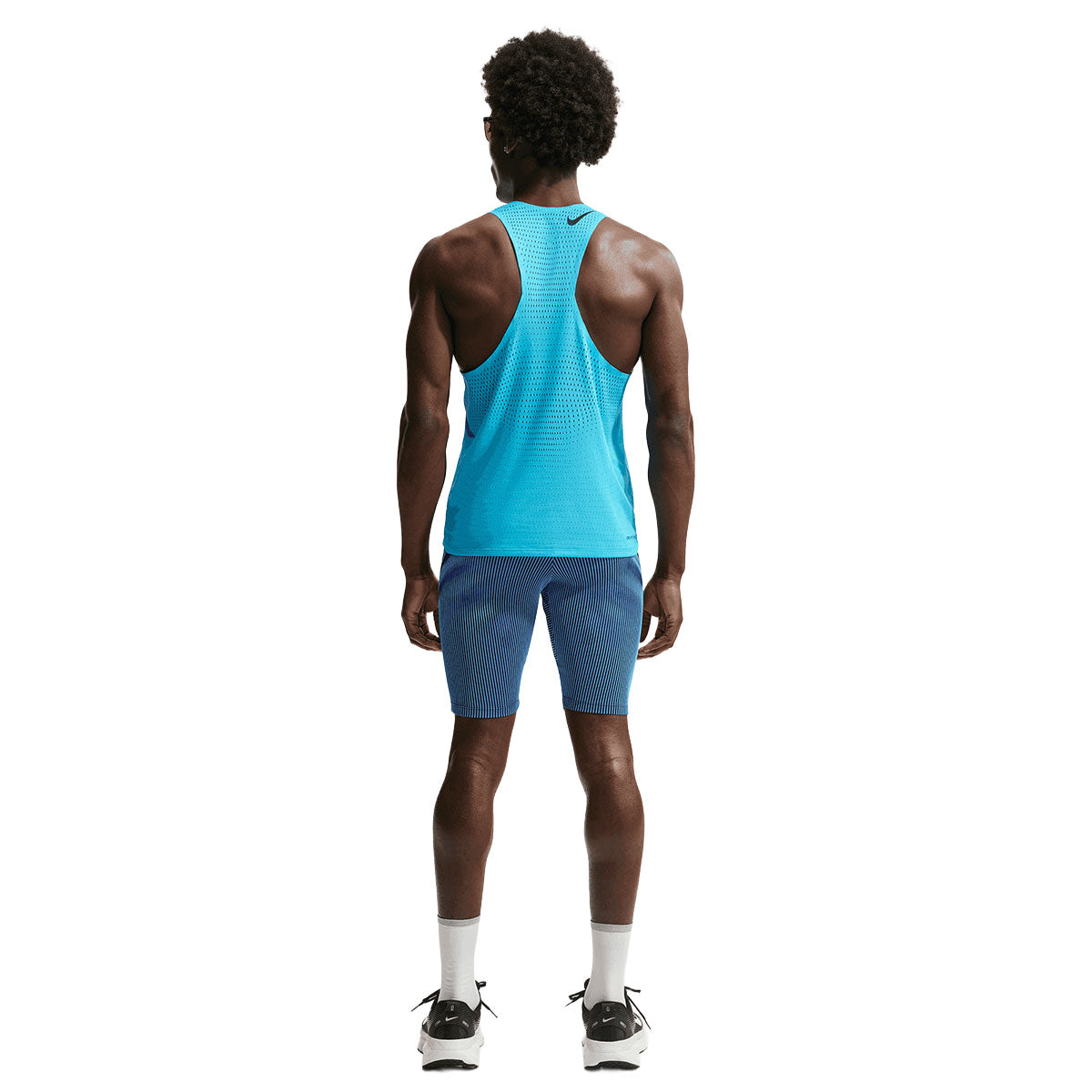 Nike Dri-FIT herre half tights med blå striber foran på model