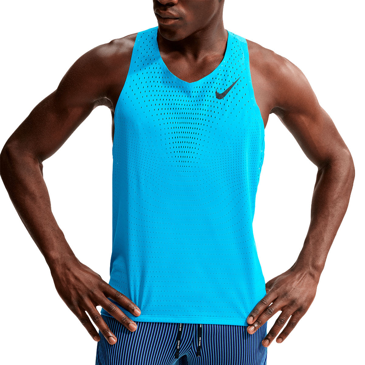 Nike AeroSwift singlet til herre med racerhals og perforeret mønster