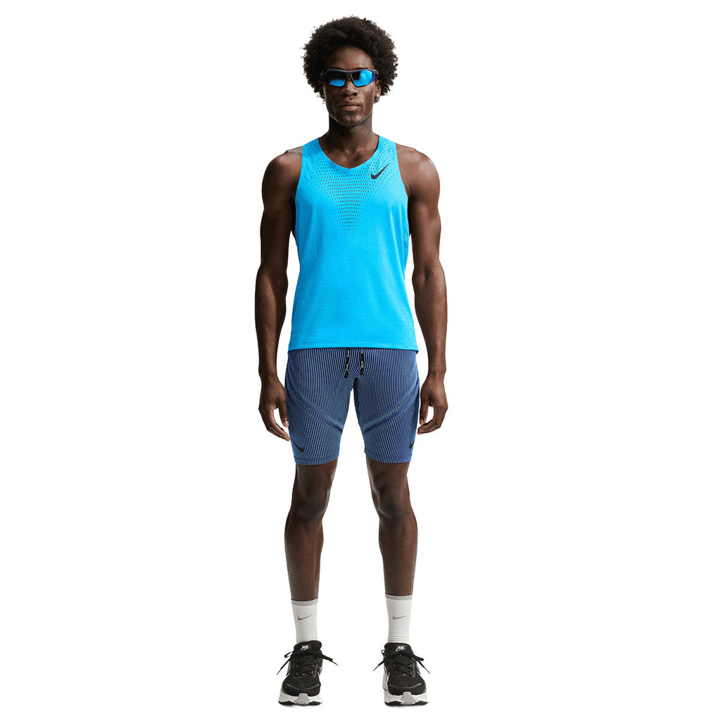 Blå Nike AeroSwift herresinglet med sort logo på brystet
