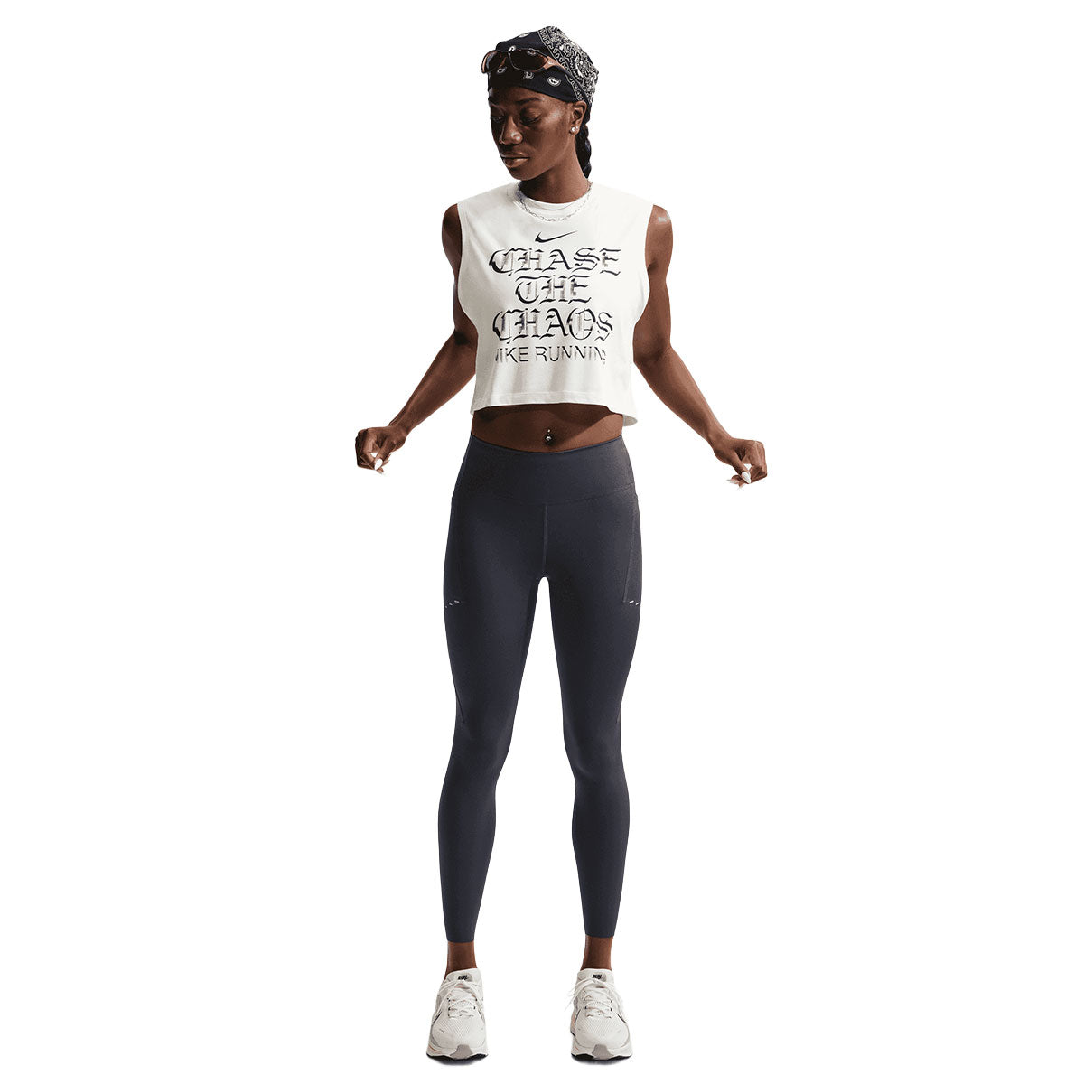 Nike Swift høj talje 7/8 lange tights i mørkeblå, kvindemodel
