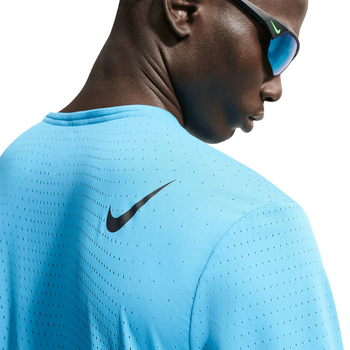 Nike AeroSwift kortærmet herre t-shirt i lyseblå med Nike-logo