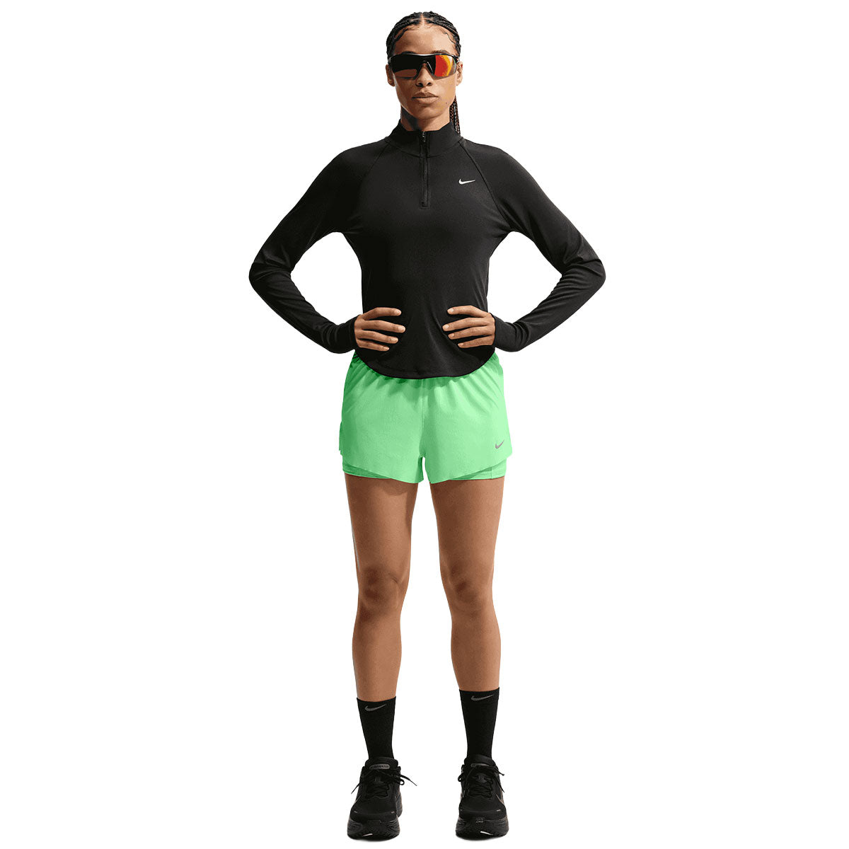 Nike Swift Dri-FIT 2-i-1 shorts til damer med grønne inderben