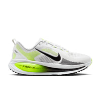 Nike Vomero 18 herreløbesko i hvid med grøn detaljer