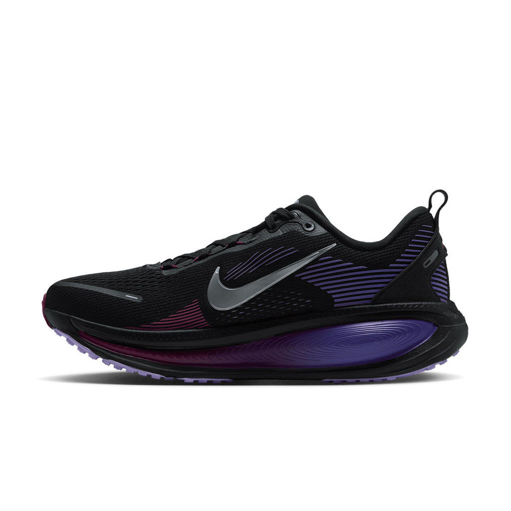Nike Vomero 18 Dame løbesko i sort og lilla med snørebånd