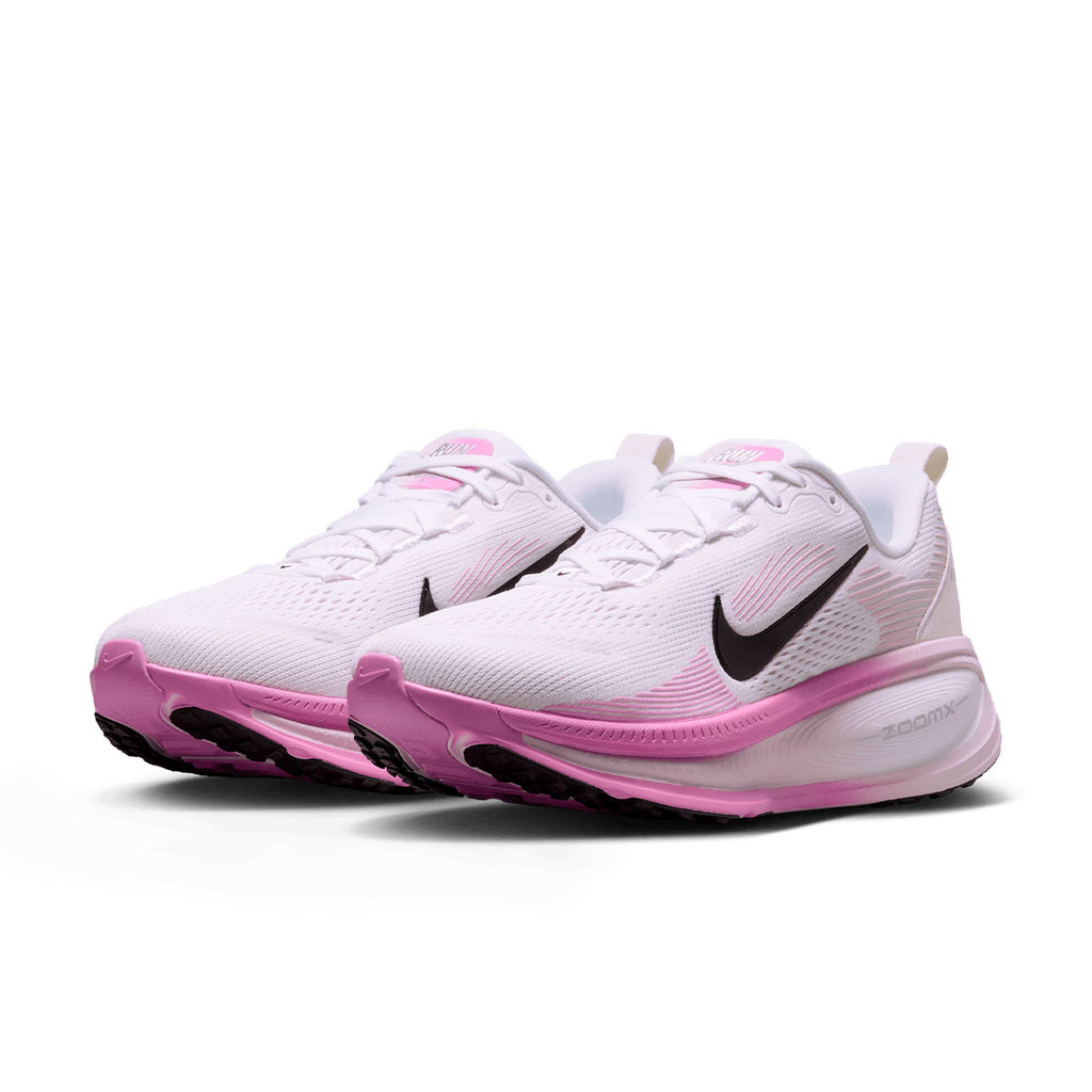 Nike Vomero 18 Dame løbesko i hvid med rosa detaljer og sort swoosh