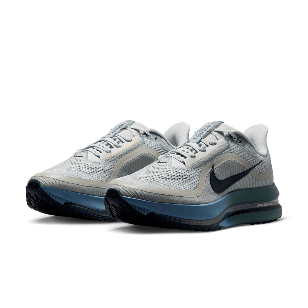 Nike Pegasus løbesko til mænd i grå med blå detaljer og Swoosh