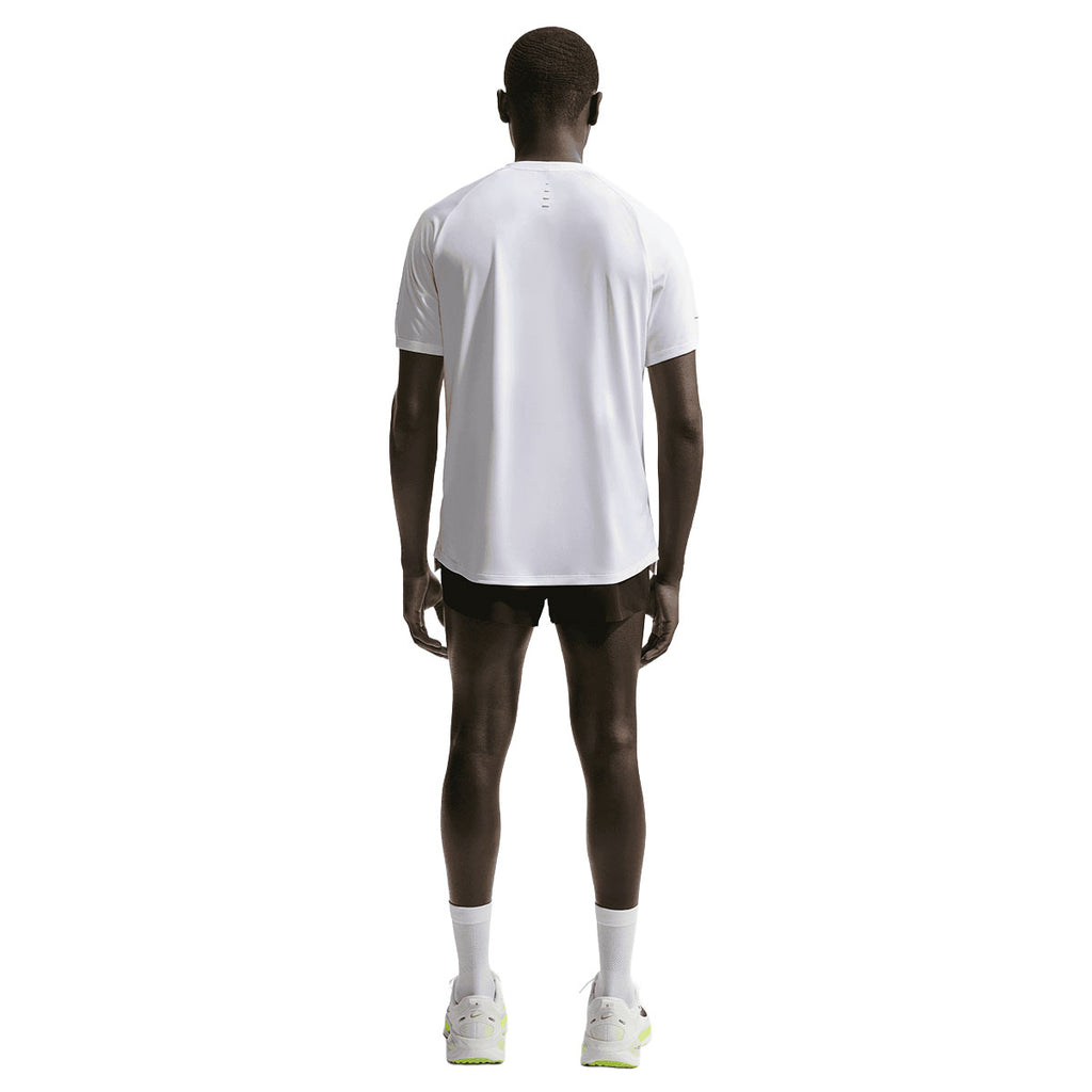 Nike Stride kortærmet T-shirt til mænd i hvid farve