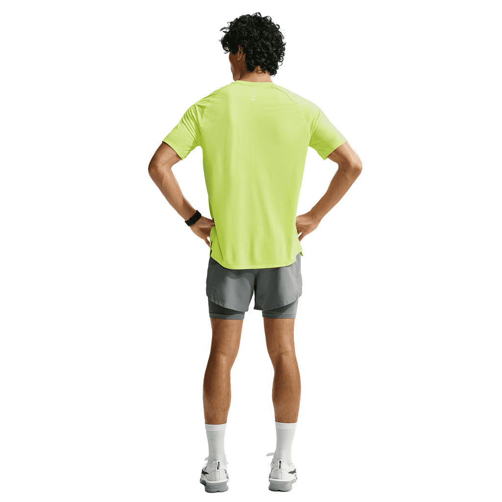 Grøn Nike Dri-FIT ADV herre T-shirt med korte ærmer, set bagfra