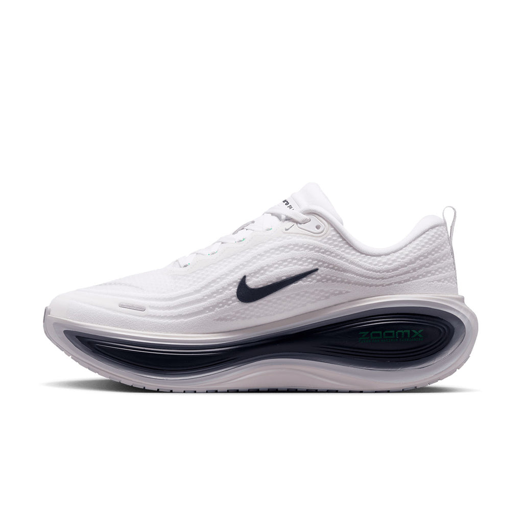 Nike Vomero Plus løbesko til mænd med hvid overdel og sort Swoosh
