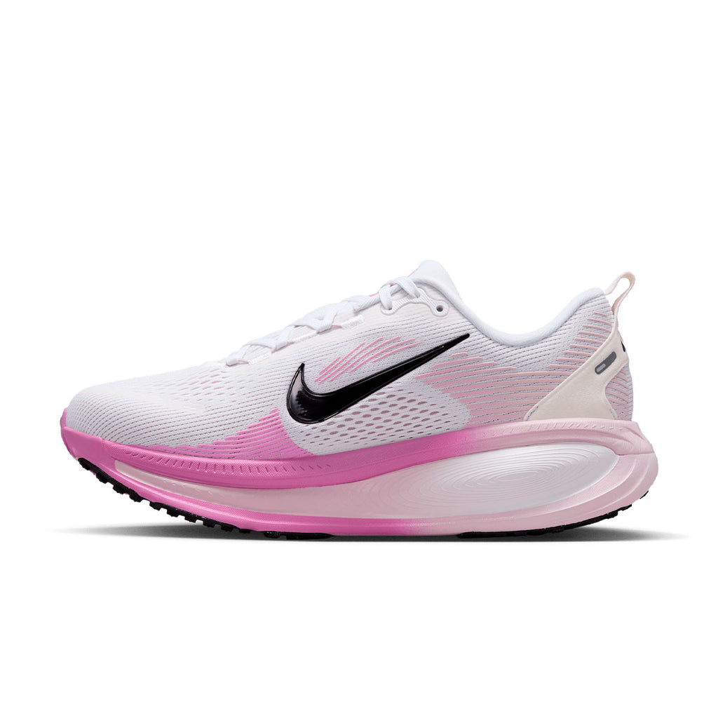 Nike Vomero 18 løbesko i hvid med sort Swoosh og pink sål