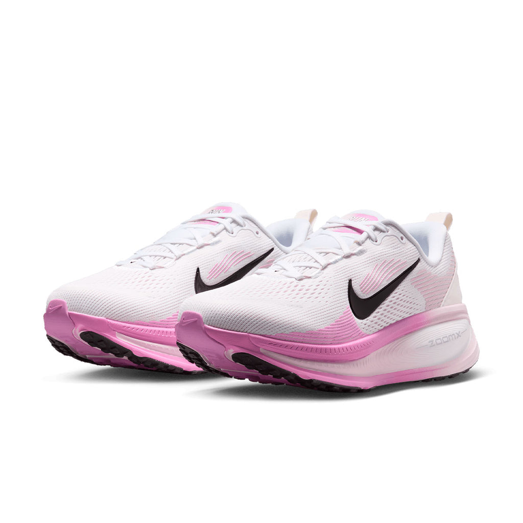 Nike Vomero 18 Wide Dame løbesko i hvid og pink med sort Swoosh