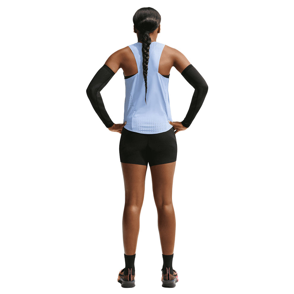 Nike AeroSwift singlet til dame med åben ryg og lyseblå front