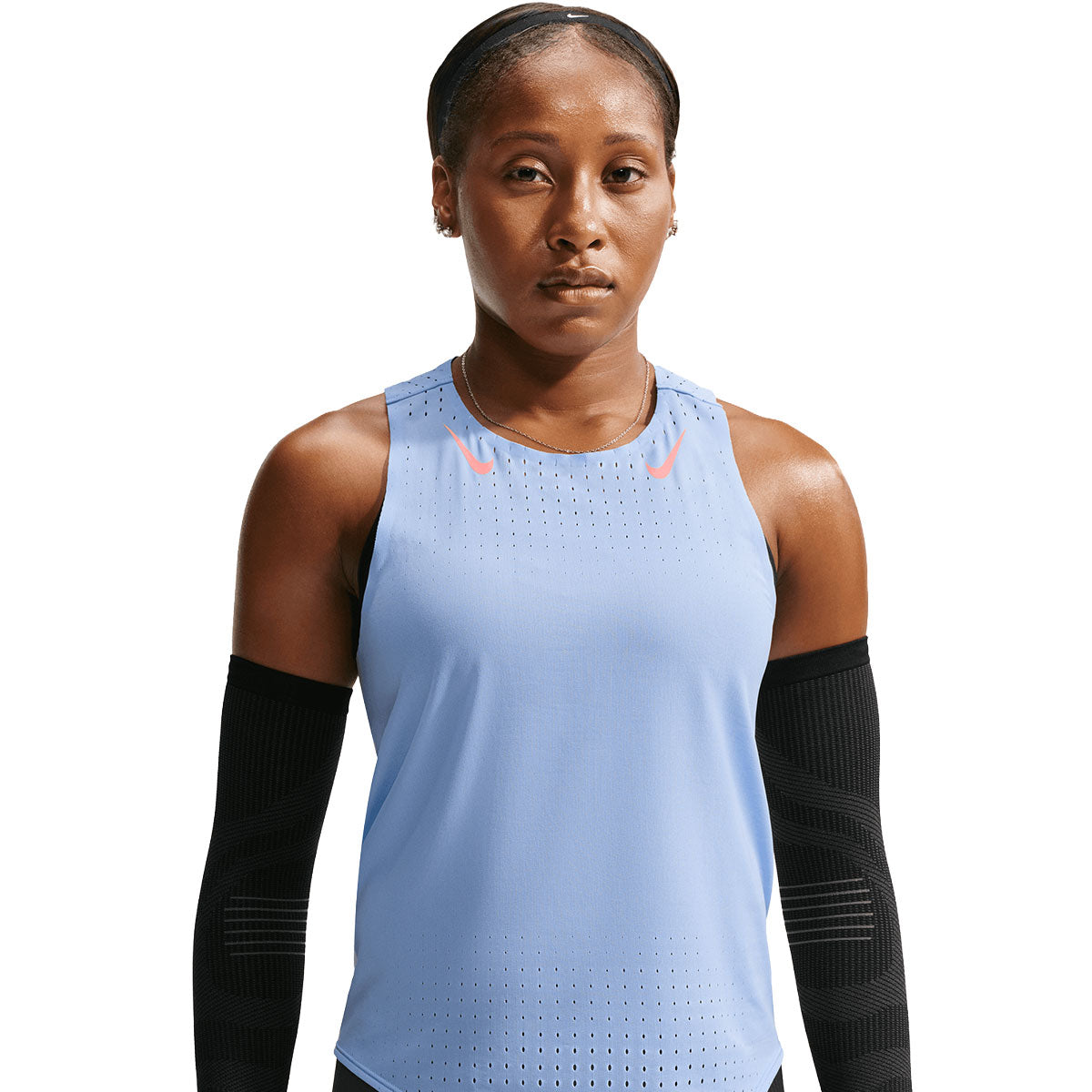 Nike AeroSwift singlet til dame med lyseblå forside og logoer