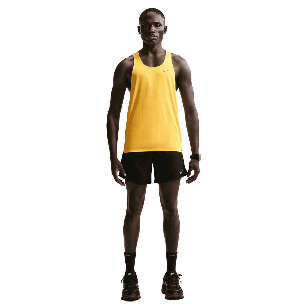 Gule og sorte Nike Stride 2i1 7" herre shorts på model