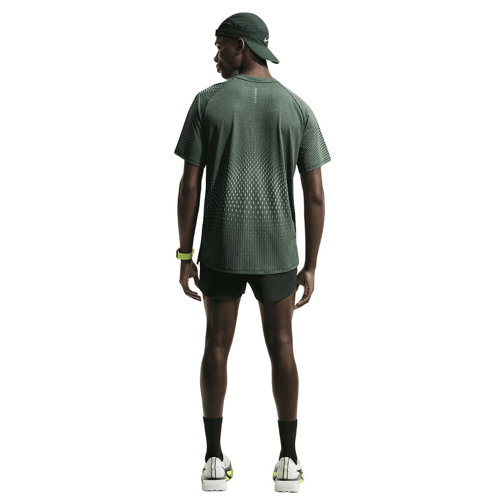 Nike Stride Aero-FIT T-shirt til mænd i grøn farve, set bagfra