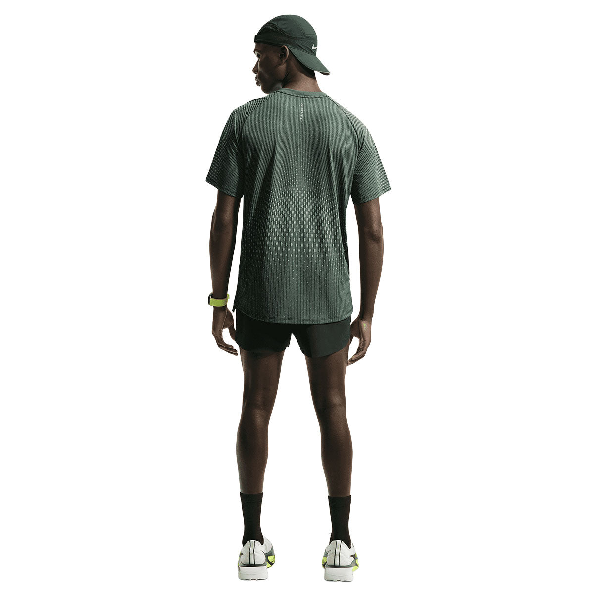 Nike Stride Aero-FIT T-shirt til mænd i grøn farve, set bagfra