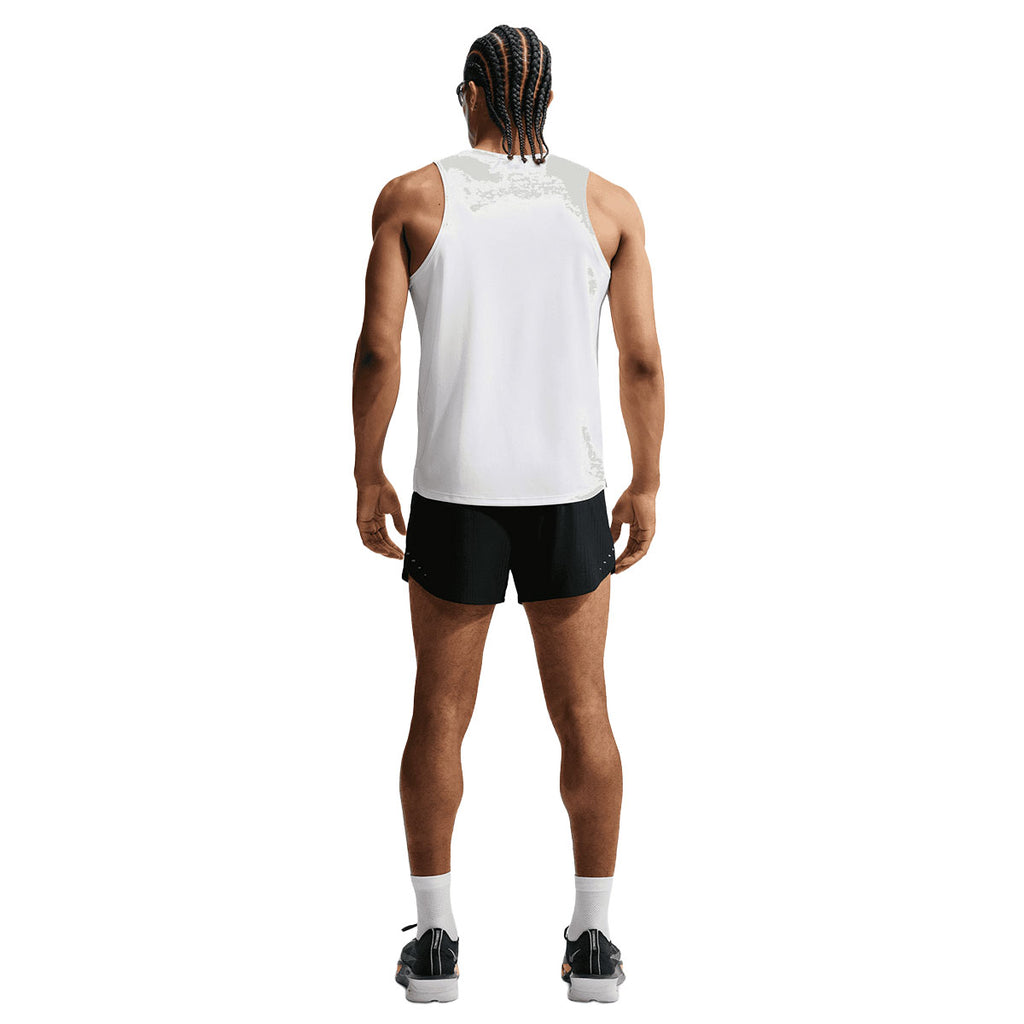 Nike Stride Aero-FIT 5” herre-shorts i sort, bagfra