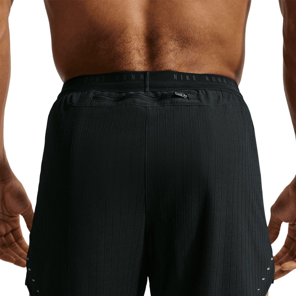 Nike Stride Aero-FIT sorte herreshorts med elastisk linning og snor