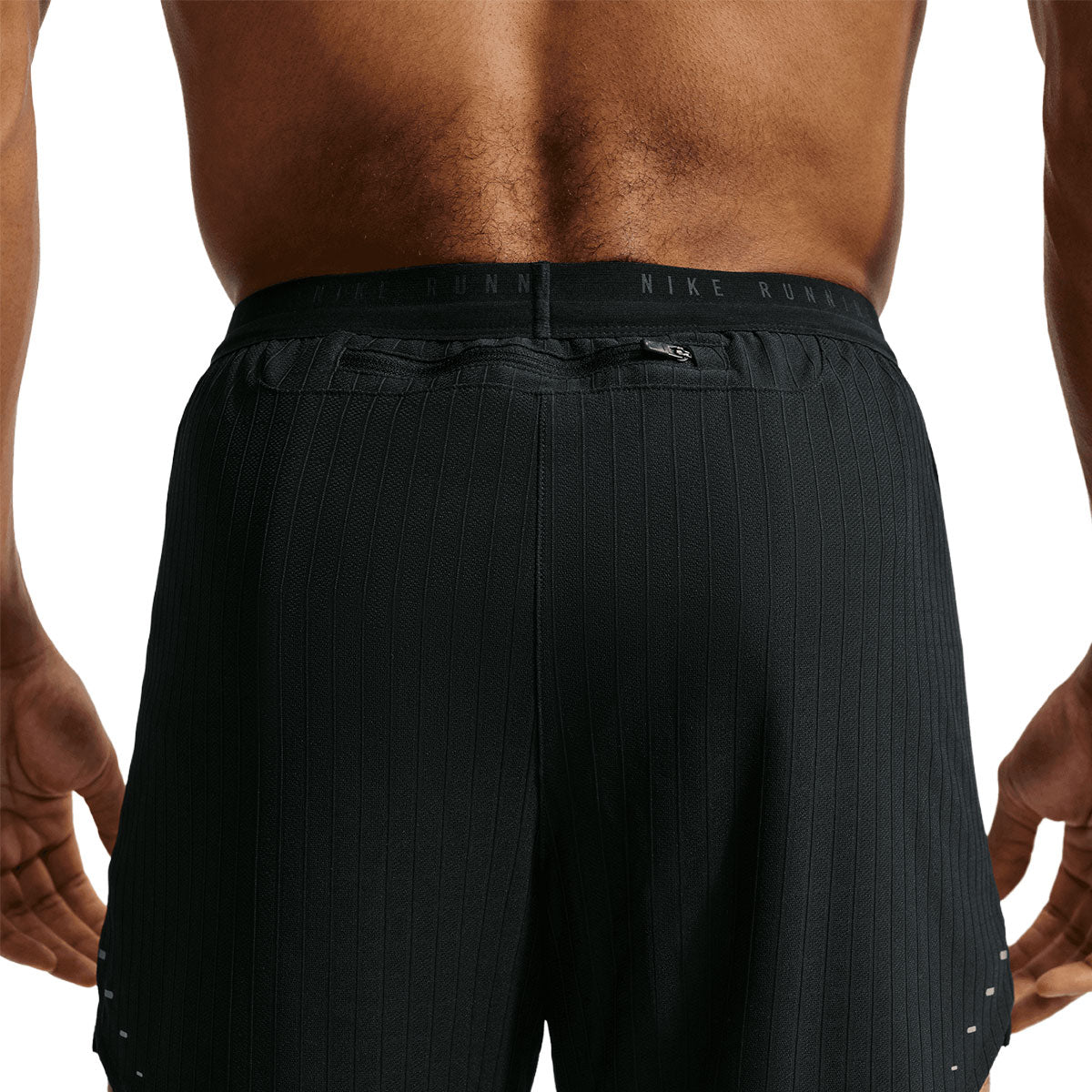Nike Stride Aero-FIT sorte herreshorts med elastisk linning og snor